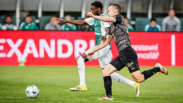 Jablonecký útočník Alexis Alégué se snaží uniknout Františku Čechovi z Jablonce.