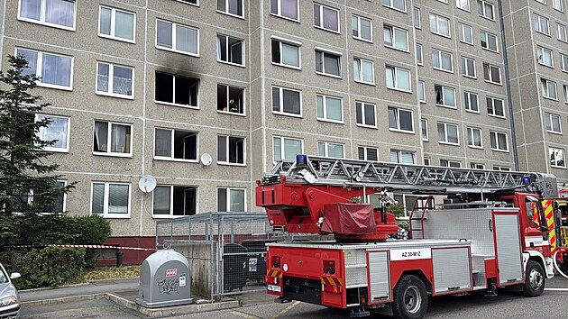 Hasiči zasahovali u pož&aacute;ru bytu v Karda&scaron;ovsk&eacute; ulici v Praze 9. Z domu evakuovali dvan&aacute;ct lid&iacute;, nikdo se nezranil (12. května 2026)