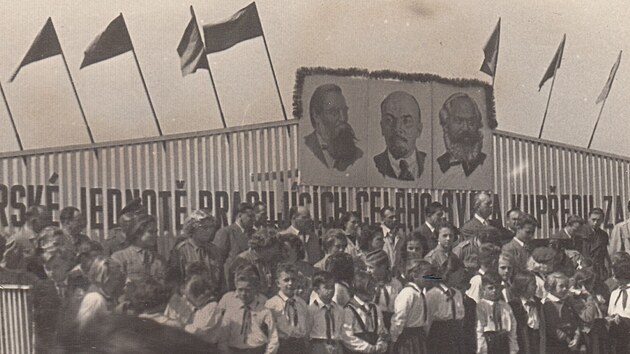 Oslavy 1. máje v Lubech v roce 1957. Alfred Neudörfer je na fotografii v první řadě druhý zleva.