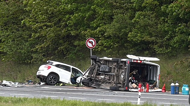 Střet dod&aacute;vky se dvěma osobn&iacute;mi auty zastavil ve středu odpoledne provoz na silnici I/3 u obce Nespeky na Bene&scaron;ovsku.  (13. května 2026)