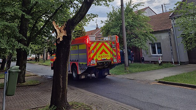 Kvůli nočn&iacute;mu př&iacute;valov&eacute;mu de&scaron;ti s bouřkami ře&scaron;ili hasiči ve Zl&iacute;nsk&eacute;m kraji několik ud&aacute;lost&iacute; spojen&yacute;ch s pol&aacute;man&yacute;mi a popadan&yacute;mi větvemi. (11. května 2026)