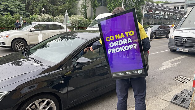 Propagačn&iacute; let&aacute;ky rozd&aacute;val Ondřej Prokop (ANO) i řidičům čekaj&iacute;c&iacute;m na semaforu. (11. května 2026)