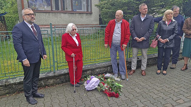 Kamen zmizelých v Nerudově ulici ve Frýdku-Místku připomíná velmi statečnou Marii Pětrošovou. Odhalení se zúčastnila i její dcera Milena Ručková (v červeném kostýmku), zcela vlevo frýdecko-místecký primátor Petr Korč. (18. května 2026)