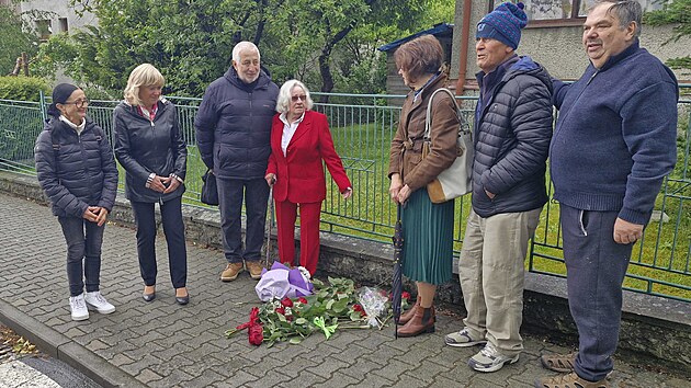 Kamen zmizelých v Nerudově ulici ve Frýdku-Místku připomíná velmi statečnou Marii Pětrošovou. Odhalení se zúčastnila i její dcera Milena Ručková (v červeném kostýmku). (18. května 2026)