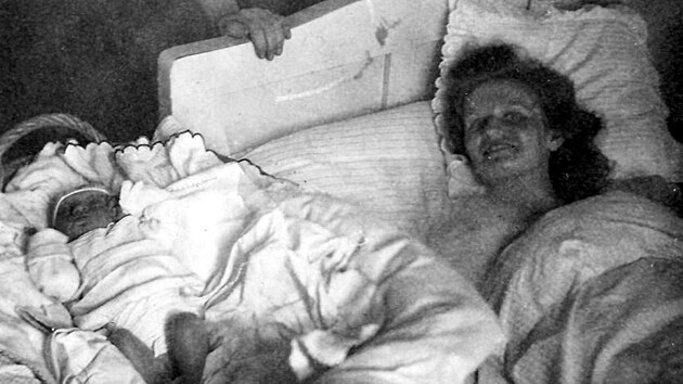 Unikátní fotografie z roku 1940 zachycuje Marii Pětrošovou krátce po porodu dcery Mileny. Za pár dnů si pro odbojářku přišlo gestapo a zemřela v koncentračním táboře.