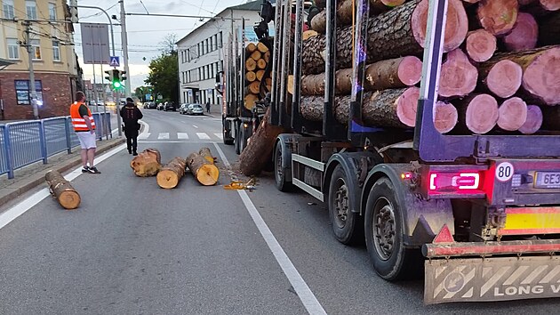 Řidič n&aacute;kladn&iacute; soupravy prudce zabrzdil před semaforem u vlakov&eacute;ho n&aacute;draž&iacute; v Budějovic&iacute;ch a z n&aacute;věsu se sesunulo několik kl&aacute;d. (14. května 2026)