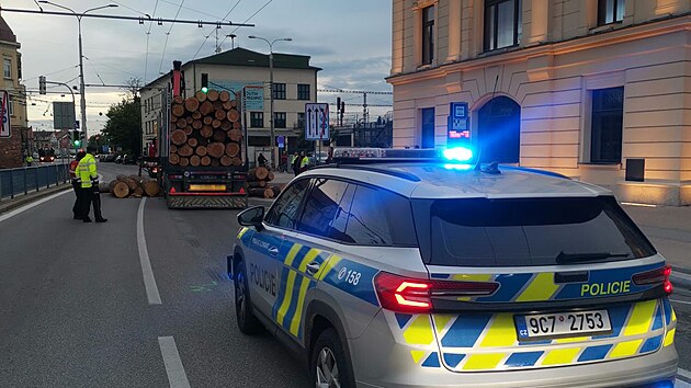 Řidič n&aacute;kladn&iacute; soupravy prudce zabrzdil před semaforem u vlakov&eacute;ho n&aacute;draž&iacute; v Budějovic&iacute;ch a z n&aacute;věsu se sesunulo několik kl&aacute;d. (14. května 2026)