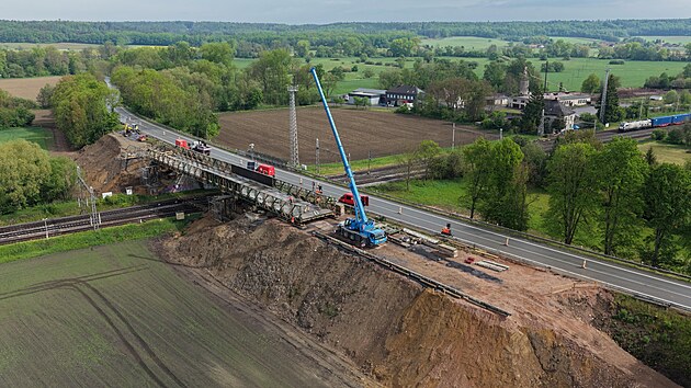 Částečně vysunuté mostní provizorium nad železničním koridorem u Zámrsku. (11. května 2026)