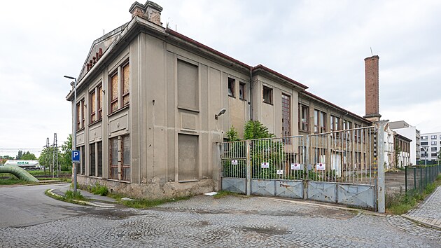 Budova pardubick&eacute; společnosti Telegrafia, kde se v minulosti vyr&aacute;běly telefony i dal&scaron;&iacute; př&iacute;stroje, půjde k zemi. (12. května 2026)