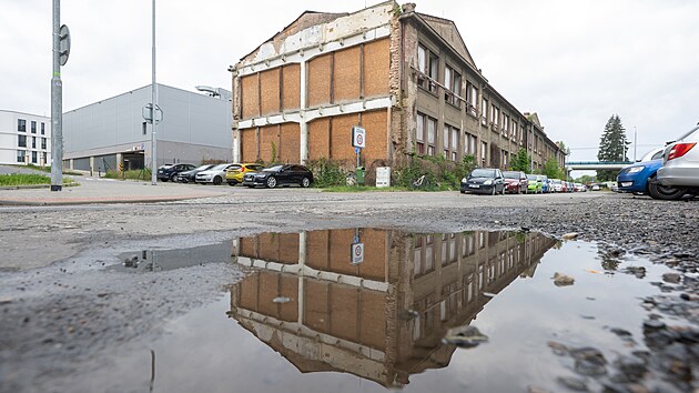 Budova pardubick&eacute; společnosti Telegrafia, kde se v minulosti vyr&aacute;běly telefony i dal&scaron;&iacute; př&iacute;stroje, půjde k zemi. (12. května 2026)