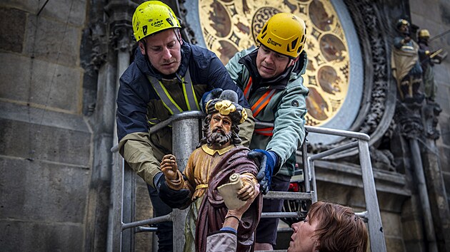 Praha demontovala spodní sochy ze Staroměstského orloje z důvodu renovace odlupujícícho se barevného nátěru. (11. května 2026)