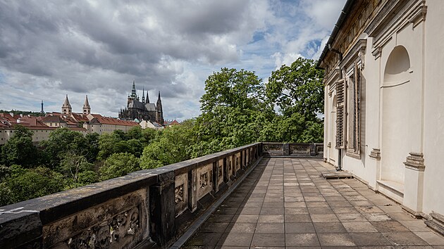 Stavbaři zah&aacute;jili rekonstrukci Kr&aacute;lovsk&eacute;ho letohr&aacute;dku na Pražsk&eacute;m hradě. Obnov&iacute; fas&aacute;du, sloupov&eacute; ark&aacute;dy i historick&yacute; interi&eacute;r. Oprava potrv&aacute; necel&eacute; dva roky. (14. května 2026)