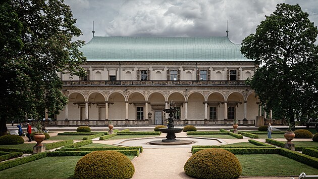 Stavbaři zah&aacute;jili rekonstrukci Kr&aacute;lovsk&eacute;ho letohr&aacute;dku na Pražsk&eacute;m hradě. Obnov&iacute; fas&aacute;du, sloupov&eacute; ark&aacute;dy i historick&yacute; interi&eacute;r. Oprava potrv&aacute; necel&eacute; dva roky. (14. května 2026)