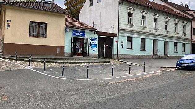V ulici Bělohorsk&aacute; v Praze 6 nainstalovali sloupky před parkovac&iacute; m&iacute;sta. V době focen&iacute; už zde auta nebyla. (13. května 2026)