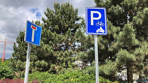 Značka pro motocykly a cyklisty u parkovac&iacute;ch m&iacute;st v ulici Parl&eacute;řova. (13. května 2026)