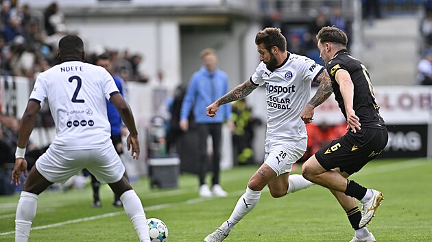 Marek Havl&iacute;k (Slov&aacute;cko) v souboji s Karlem Pojezn&yacute;m z Ban&iacute;ku Ostrava.