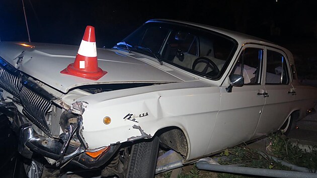 Volha se zastavila až o zaparkovan&eacute; audi.