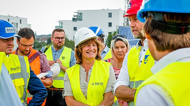 Ředitelka českobudějovick&eacute; spr&aacute;vy Ředitelstv&iacute; silnic a d&aacute;lnic Vladim&iacute;ra Hru&scaron;kov&aacute; (uprostřed) při prohl&iacute;dce stavby d&aacute;lničn&iacute;ho obchvatu kolem Česk&yacute;ch Budějovic.