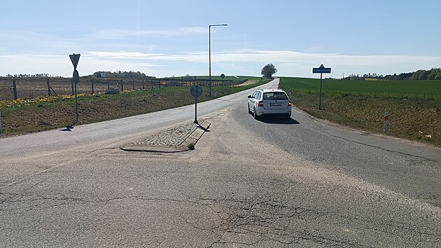 Silnice ze Světl&eacute; nad S&aacute;zavou na Novou Ves je pln&aacute; v&yacute;tluků, z&aacute;plat a po de&scaron;t&iacute;ch kaluž&iacute;. Jej&iacute; oprava je nutn&aacute;. Ov&scaron;em pro obyvatele Nov&eacute; Vsi se t&iacute;m uzavře jedin&aacute; cesta do města.