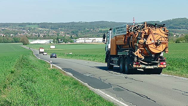 Silnice ze Světl&eacute; nad S&aacute;zavou na Novou Ves je pln&aacute; v&yacute;tluků, z&aacute;plat a po de&scaron;t&iacute;ch kaluž&iacute;. Jej&iacute; oprava je nutn&aacute;. Ov&scaron;em pro obyvatele Nov&eacute; Vsi se t&iacute;m uzavře jedin&aacute; cesta do města.