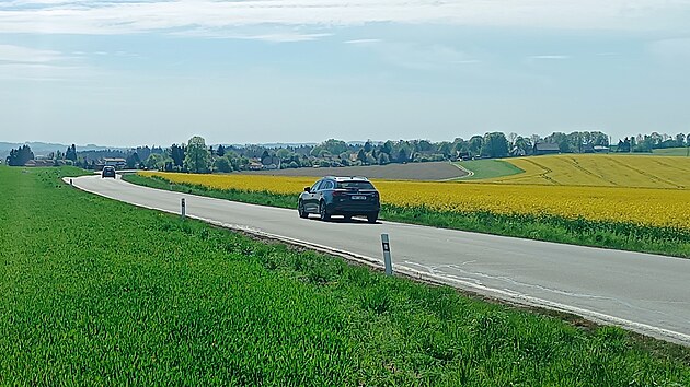 Silnice ze Světl&eacute; nad S&aacute;zavou na Novou Ves je pln&aacute; v&yacute;tluků, z&aacute;plat a po de&scaron;t&iacute;ch kaluž&iacute;. Jej&iacute; oprava je nutn&aacute;. Ov&scaron;em pro obyvatele Nov&eacute; Vsi se t&iacute;m uzavře jedin&aacute; cesta do města.