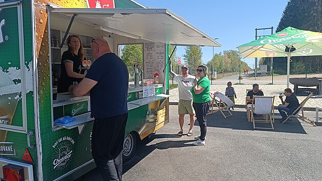 Nov&aacute; cyklostezka zač&iacute;n&aacute; (nebo konč&iacute;) na chotěbořsk&eacute;m letn&iacute;m parketu. Je tu v provozu i st&aacute;nek s občerstven&iacute;m. Na zač&aacute;tku května ov&scaron;em jen tekut&yacute;m.