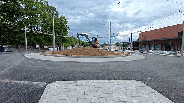 Pro řidiče a chodce se za pár dní zpřístupní nové silnice, chodníky a parkoviště před městským nádražím. Trolejbusy MHD a krajské autobusové linky začnou Centrální dopravní terminál obsluhovat na přelomu června a července. (15. května 2026)