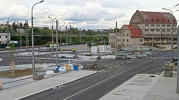 Prostor před městským nádražím i samotná výpravní budova dostaly během uplynulých měsíců zcela novou podobu. Venkovní část terminálu budou moci lidé využívat už za pár dní. (15. května 2026)