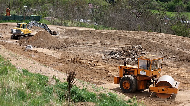 Ve stráni pod novou Tomanovou ulicí nyní vzniká terasa, která bude místem pro park.
