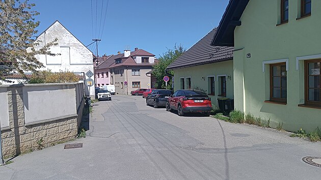 Ulice Na Valech patř&iacute; v Chotěboři k těm del&scaron;&iacute;m. Z&aacute;roveň v různ&yacute;ch &uacute;sec&iacute;ch pln&iacute; jinou funkci. C&iacute;lem radnice je jej&iacute; podobu trochu sjednotit, ulici zpřehlednit a tak&eacute; vyj&iacute;t vstř&iacute;c potřeb&aacute;m lid&iacute;, kteř&iacute; v n&iacute; bydl&iacute;.