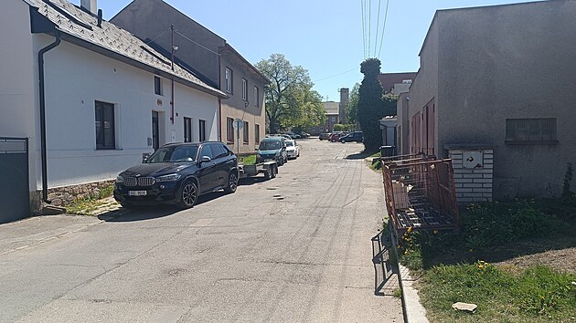 Ulice Na Valech patř&iacute; v Chotěboři k těm del&scaron;&iacute;m. Z&aacute;roveň v různ&yacute;ch &uacute;sec&iacute;ch pln&iacute; jinou funkci. C&iacute;lem radnice je jej&iacute; podobu trochu sjednotit, ulici zpřehlednit a tak&eacute; vyj&iacute;t vstř&iacute;c potřeb&aacute;m lid&iacute;, kteř&iacute; v n&iacute; bydl&iacute;.