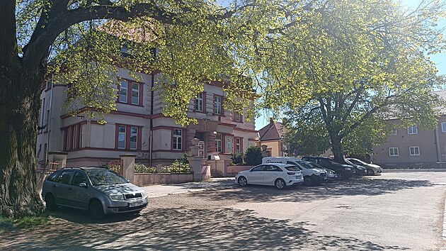 Ulice Na Valech patř&iacute; v Chotěboři k těm del&scaron;&iacute;m. Z&aacute;roveň v různ&yacute;ch &uacute;sec&iacute;ch pln&iacute; jinou funkci. Třeba v jižn&iacute; č&aacute;sti u středn&iacute; &scaron;koly je prioritn&iacute; parkov&aacute;n&iacute;.