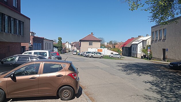 Ulice Na Valech patř&iacute; v Chotěboři k těm del&scaron;&iacute;m. Z&aacute;roveň v různ&yacute;ch &uacute;sec&iacute;ch pln&iacute; jinou funkci. Třeba v jižn&iacute; č&aacute;sti u středn&iacute; &scaron;koly je prioritn&iacute; parkov&aacute;n&iacute;.