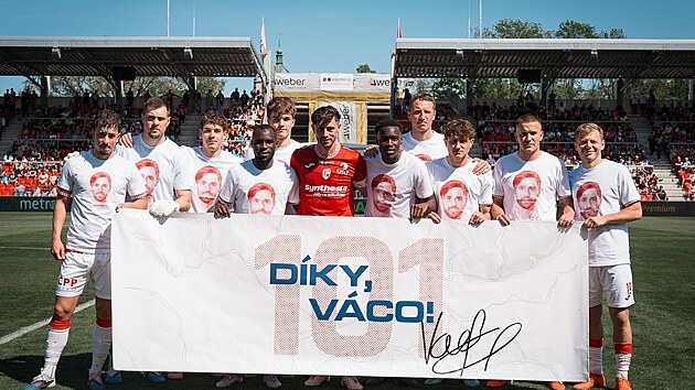 Kapit&aacute;n Kamil Vacek (uprostřed) na t&yacute;mov&eacute; fotografii před posledn&iacute;m z&aacute;pasem kari&eacute;ry. (10. května 2026)