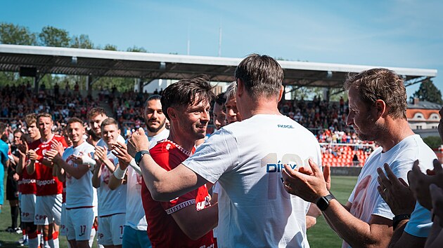 Kamil Vacek při sv&eacute;m posledn&iacute;m stř&iacute;d&aacute;n&iacute; pro&scaron;el na lavičku &scaron;pal&iacute;rem. (10. května 2026)
