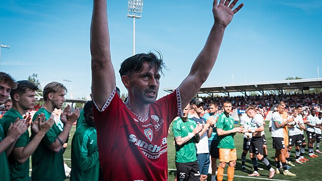 Kamil Vacek při sv&eacute;m posledn&iacute;m stř&iacute;d&aacute;n&iacute; pro&scaron;el na lavičku &scaron;pal&iacute;rem. (10. května 2026)