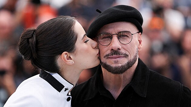John Travolta s dcerou Ellou Bleu na festivalu v Cannes (květen 2026)