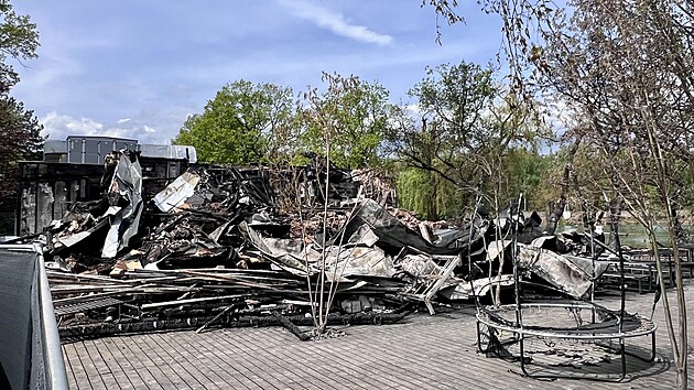&bdquo;Je to tot&aacute;ln&iacute; devastace. Aby se hasiči dostali k ohniskům pož&aacute;ru pod střechou, musela j&iacute;t střecha dolů. Musela se probořit i jedna obvodov&aacute; zeď, aby se tam dostala těžk&aacute; technika, a pak to &scaron;lo jako domino &ndash; nezůstalo nic kromě zadn&iacute; př&iacute;stavby,&ldquo; popsal n&aacute;městek prim&aacute;tora Martin Bocian (Nov&yacute; Sever).