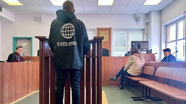 Otč&iacute;m dnes čtyřlet&eacute;ho chlapce je obžalov&aacute;n ze zločinu t&yacute;r&aacute;n&iacute; svěřen&eacute; osoby ve spolupachatelstv&iacute;. Za t&yacute;r&aacute;n&iacute; nevlastn&iacute;ho syna mu hroz&iacute; osm let, s&aacute;m vinu nec&iacute;t&iacute;. (12. května 2026)