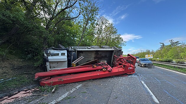 Prav&yacute; j&iacute;zdn&iacute; pruh na trase mezi Strakonicemi a Prahou ve směru na Prahu uzavřela nehoda n&aacute;kladn&iacute;ho vozidla, kter&eacute; se z dosud nezn&aacute;m&yacute;ch důvodů převr&aacute;tilo na bok. (13. května 2026)