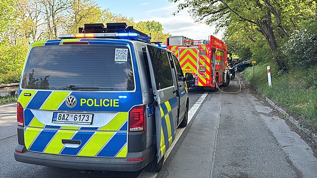Prav&yacute; j&iacute;zdn&iacute; pruh na trase mezi Strakonicemi a Prahou ve směru na Prahu uzavřela nehoda n&aacute;kladn&iacute;ho vozidla, kter&eacute; se z dosud nezn&aacute;m&yacute;ch důvodů převr&aacute;tilo na bok. (13. května 2026)
