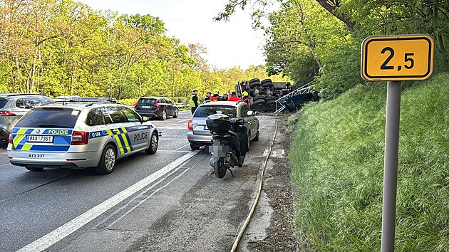 Prav&yacute; j&iacute;zdn&iacute; pruh na trase mezi Strakonicemi a Prahou ve směru na Prahu uzavřela nehoda n&aacute;kladn&iacute;ho vozidla, kter&eacute; se z dosud nezn&aacute;m&yacute;ch důvodů převr&aacute;tilo na bok. (13. května 2026)