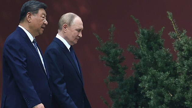 Ruský prezident Vladimir Putin (vpravo) s čínským prezidentem Si Ťin-pchingem v Pekingu v Číně. (2. září 2025)