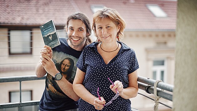 Novin&aacute;řka a textařka Alena Binterov&aacute; vydala dal&scaron;&iacute; d&iacute;l z edice Za tichem, tentokr&aacute;t o Česk&eacute; Kanadě. Na sn&iacute;mku se sv&yacute;m synem fotografem Tom&aacute;&scaron;em Binterem (19. května 2026)