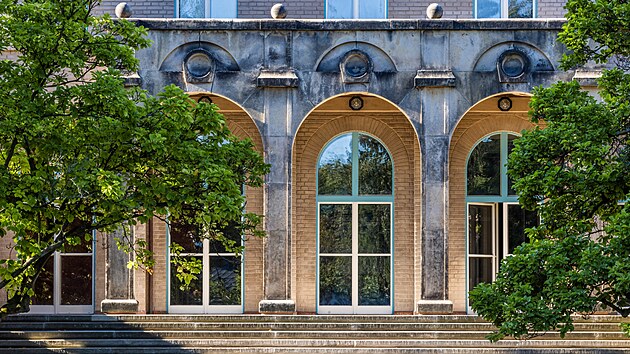 Skvost československé moderní architektury v rondokubistickém stylu navrhl v letech 1924 až 1925 architekt Otakar Novotný.