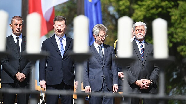 Premi&eacute;r Andrej Babi&scaron;, předseda sněmovny Tomio Okamura sen&aacute;tu Milo&scaron; Vystrčil a prezident Petr Pavel na pietn&iacute;m aktu před Malou pevnost&iacute; v Terez&iacute;ně (17. května 2026)