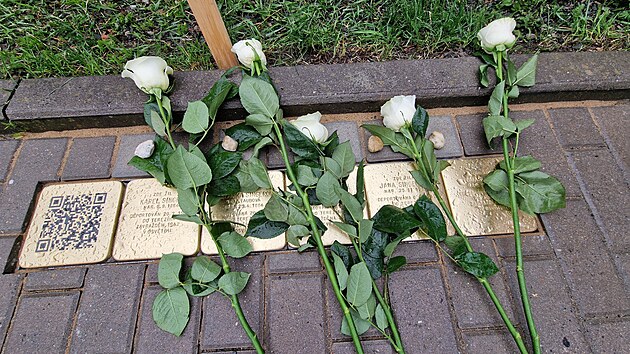 Ve vizovick&yacute;ch ulic&iacute;ch se objevily kameny zmizel&yacute;ch, připom&iacute;naj&iacute; majitele...