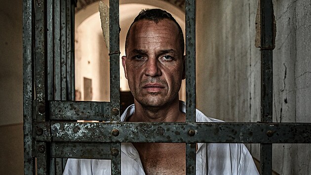 Snímky fotografa Martina Skřivánka, které jsou součástí projektu Dům bez čísla popisného, přibližují emoce lidí v neblaze proslulé uherskohradišťské věznici. (květen 2026)