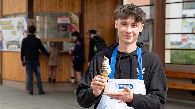 Ve Vizovic&iacute;ch maj&iacute; nejmlad&scaron;&iacute;ho zmrzlin&aacute;ře v Česku, &scaron;estn&aacute;ctilet&yacute; Jindřich Tuleja udělal z ch&aacute;traj&iacute;c&iacute; budky na zast&aacute;vce hit l&eacute;ta. (květen 2026)