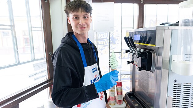 Ve Vizovic&iacute;ch maj&iacute; nejmlad&scaron;&iacute;ho zmrzlin&aacute;ře v Česku, &scaron;estn&aacute;ctilet&yacute; Jindřich Tuleja udělal z ch&aacute;traj&iacute;c&iacute; budky na zast&aacute;vce hit l&eacute;ta. (květen 2026)